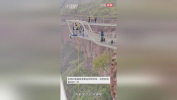 景区回应突发停电游客蹦极被挂半空,工作人员紧急救援半小时安全脱险